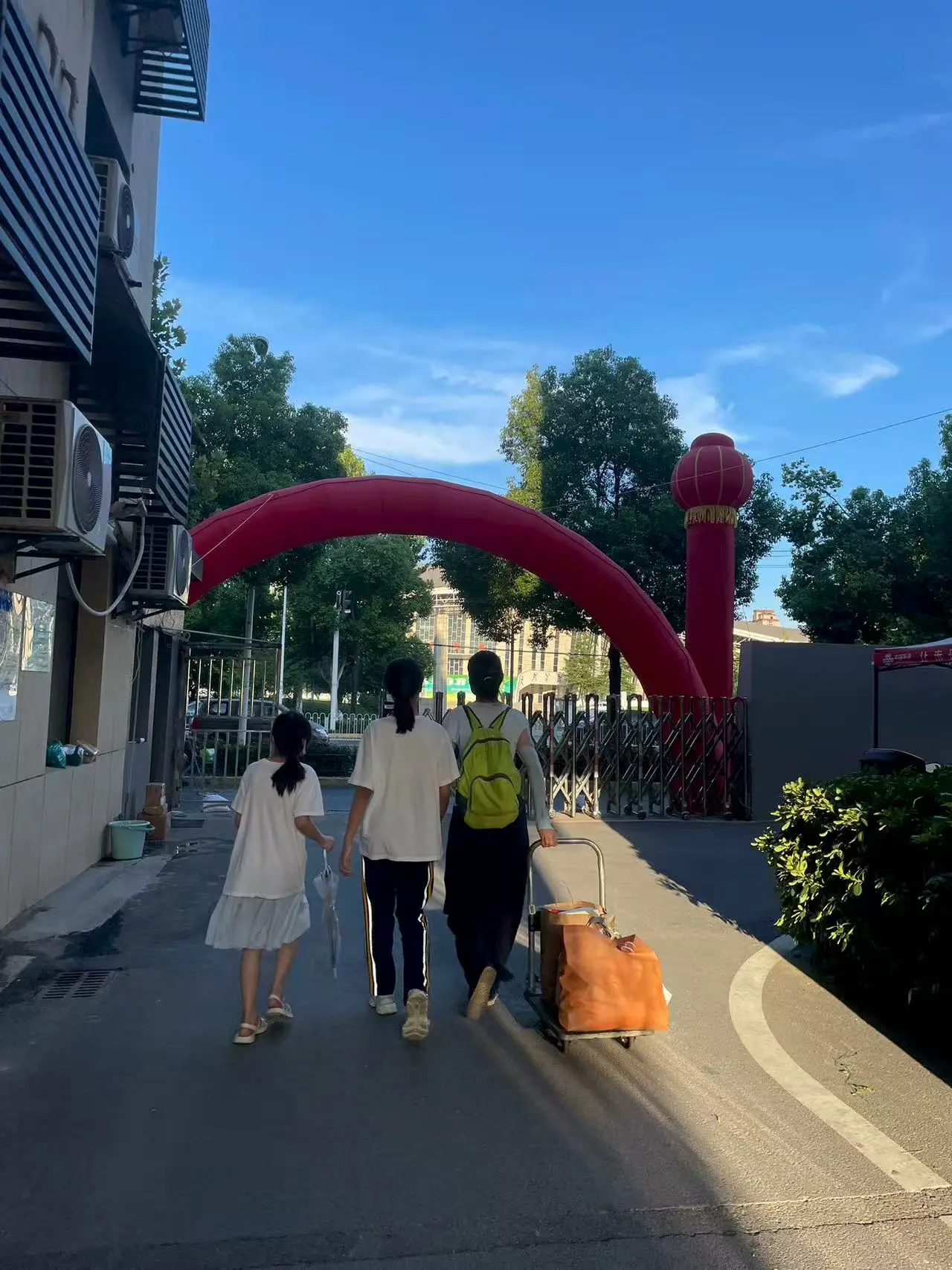 校园大门